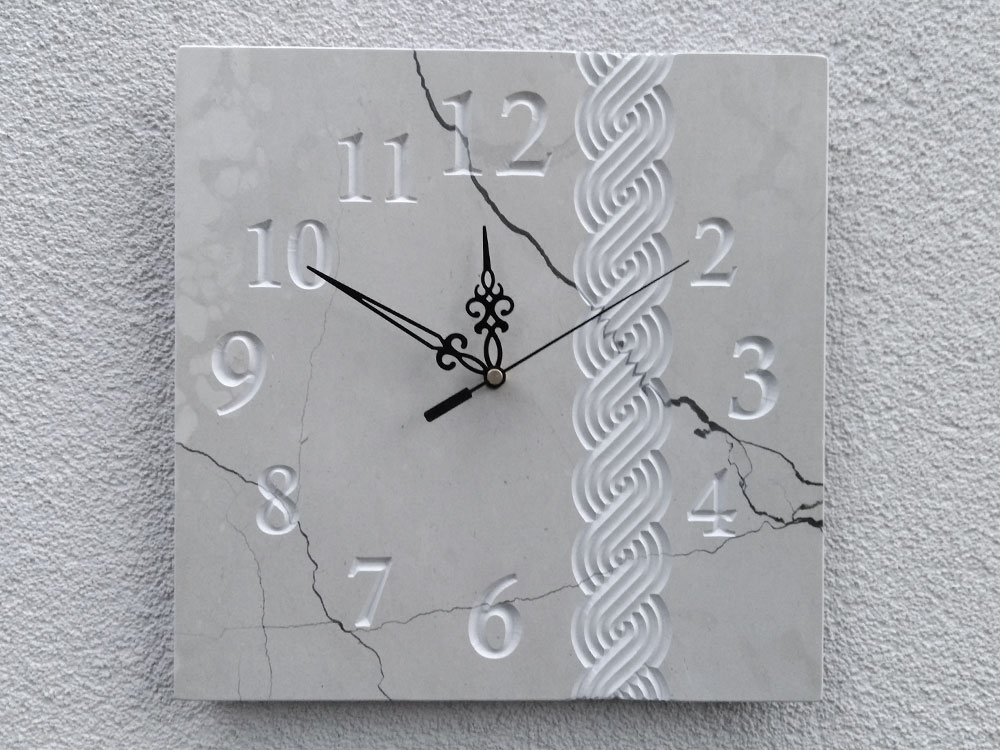 Zidni sat od bračkog kamena hrvatski motivi pleter 1