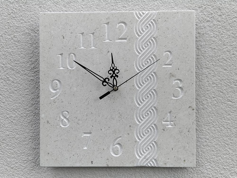 Zidni sat od bračkog kamena hrvatski motivi pleter 6