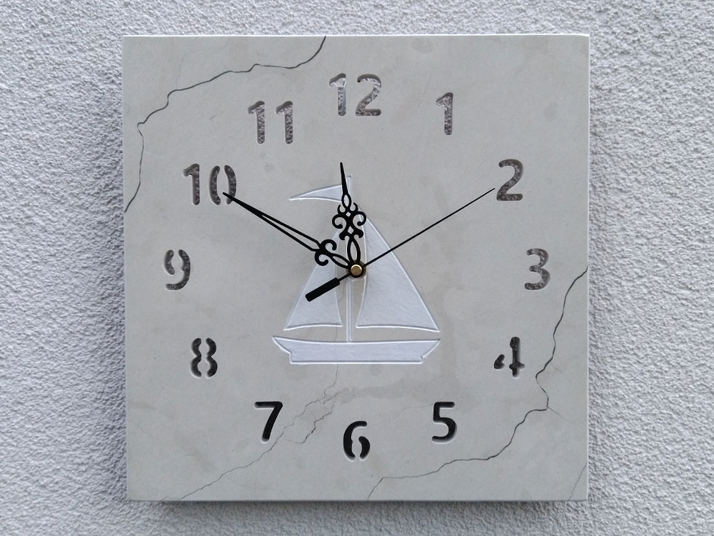 Zidni sat od bračkog kamena morski motivi brodic 1