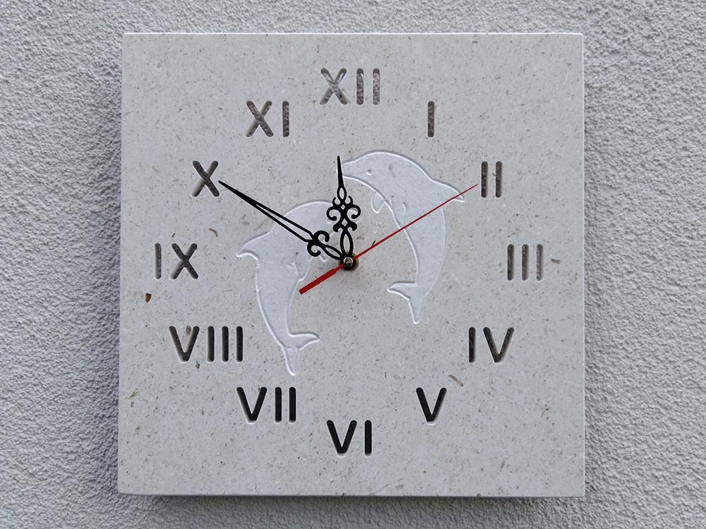 Zidni sat od bračkog kamena morski motivi delfini 1