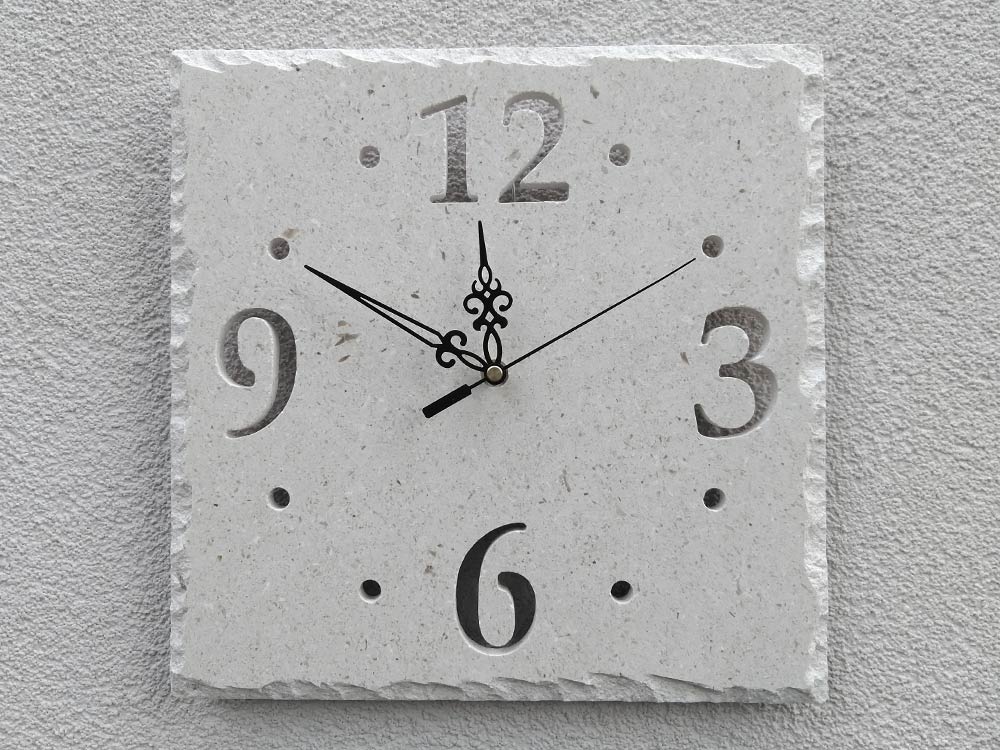 Zidni sat od bračkog kamena posebne brojke 10