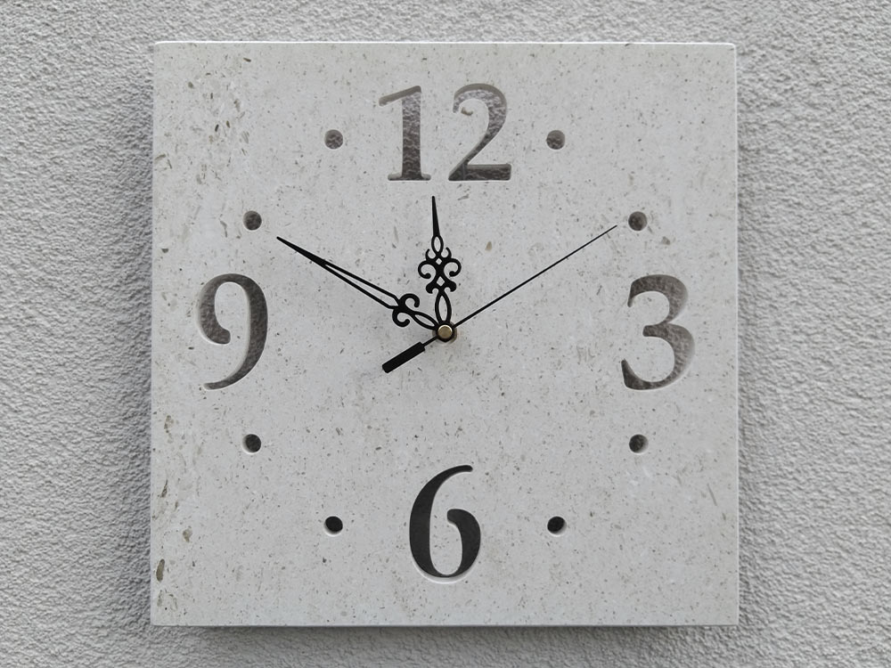 Zidni sat od bračkog kamena posebne brojke 11