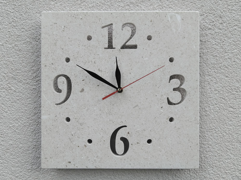 Zidni sat od bračkog kamena posebne brojke 12