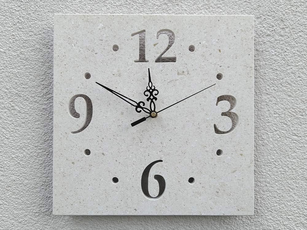 Zidni sat od bračkog kamena posebne brojke 13