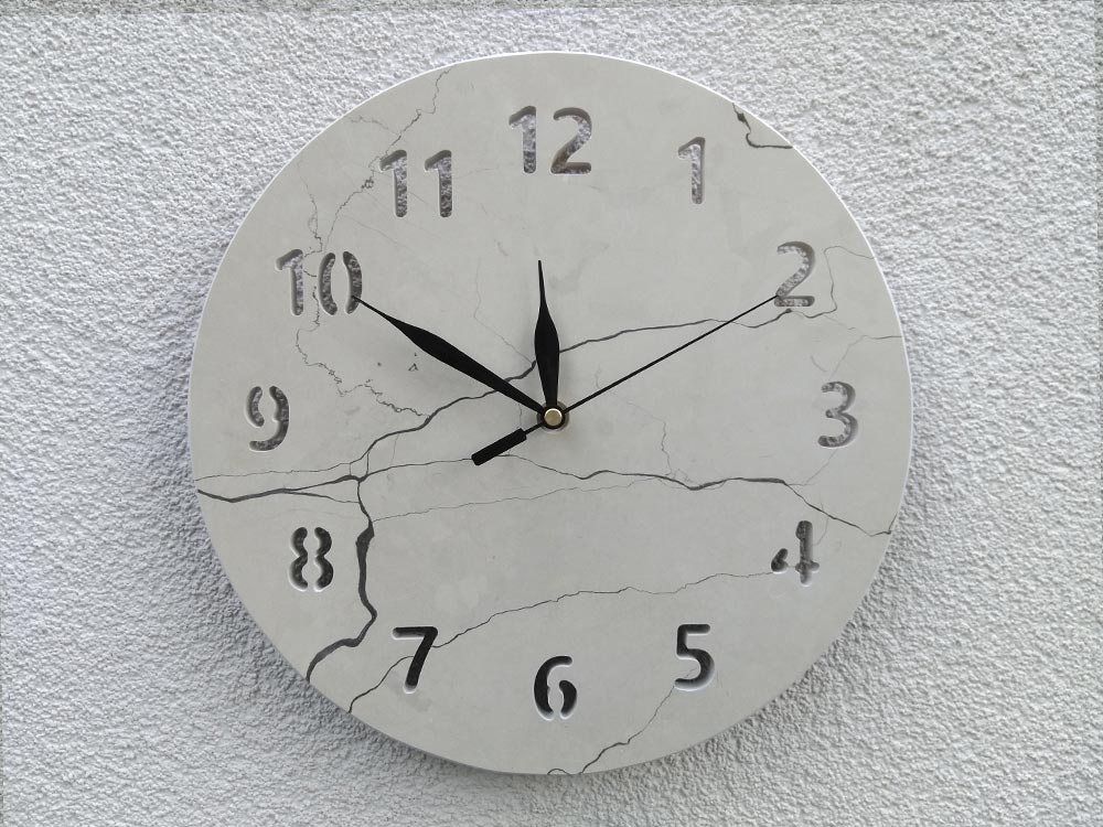 Zidni sat od bračkog kamena posebne brojke 14