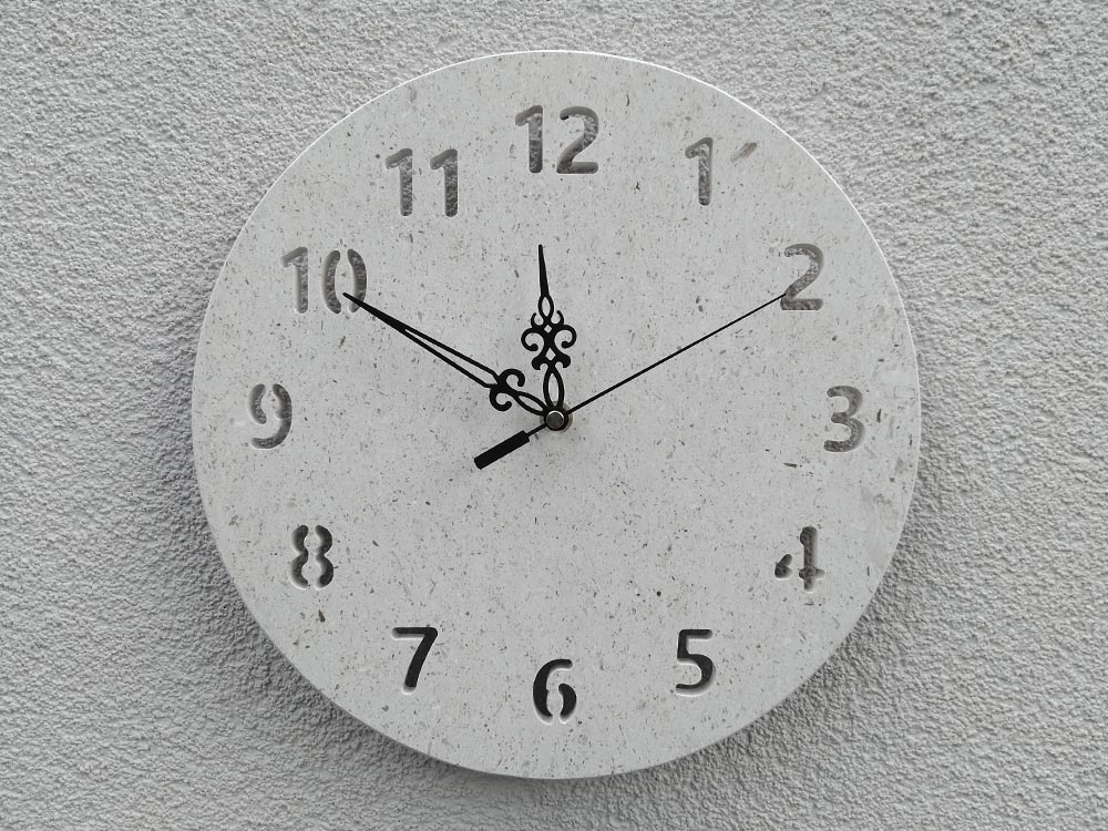 Zidni sat od bračkog kamena posebne brojke bijeli 15