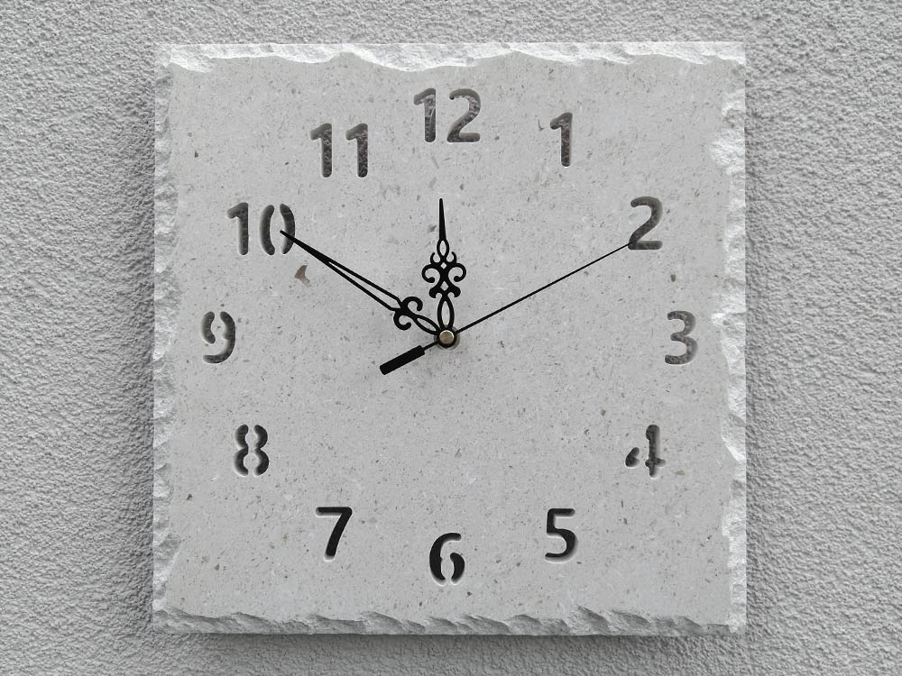 Zidni sat od bračkog kamena posebne brojke 16