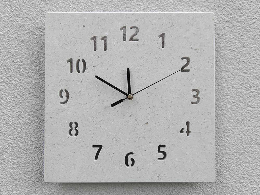 Zidni sat od bračkog kamena posebne brojke 4