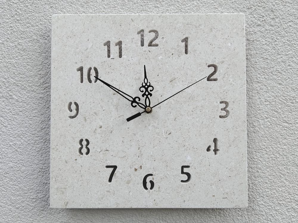 Zidni sat od bračkog kamena posebne brojke 5