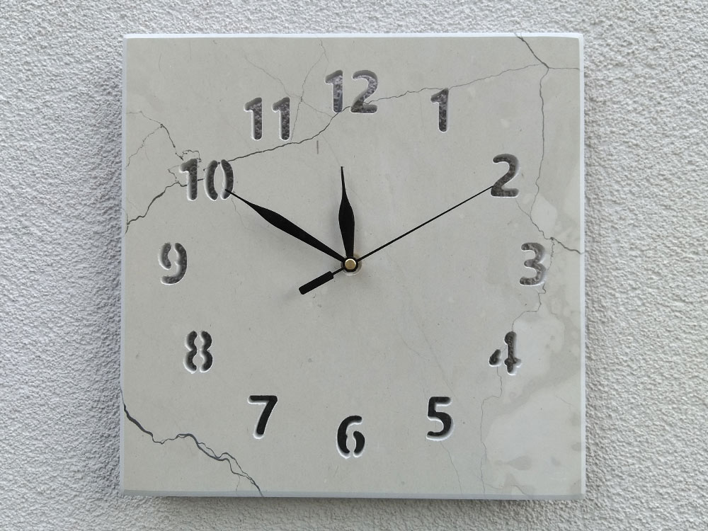 Zidni sat od bračkog kamena posebne brojke 6