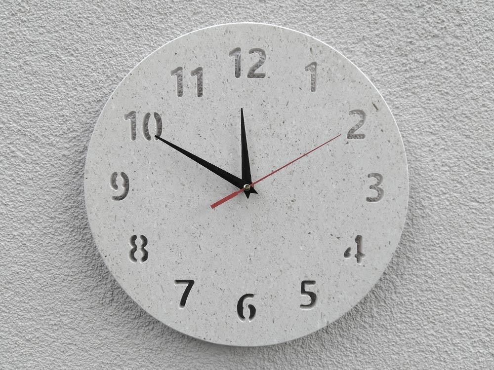 Zidni sat od bračkog kamena posebne brojke 7