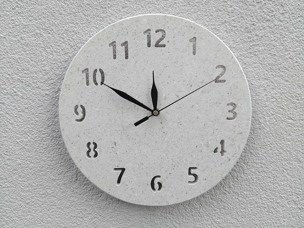 Zidni sat od bračkog kamena posebne brojke 8