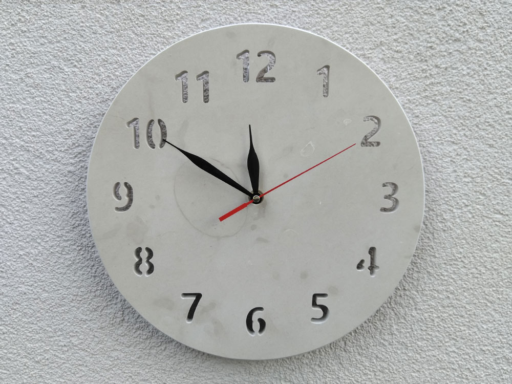 Zidni sat od bračkog kamena posebne brojke 9